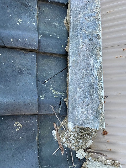 広範囲でひび割れの発生した瓦